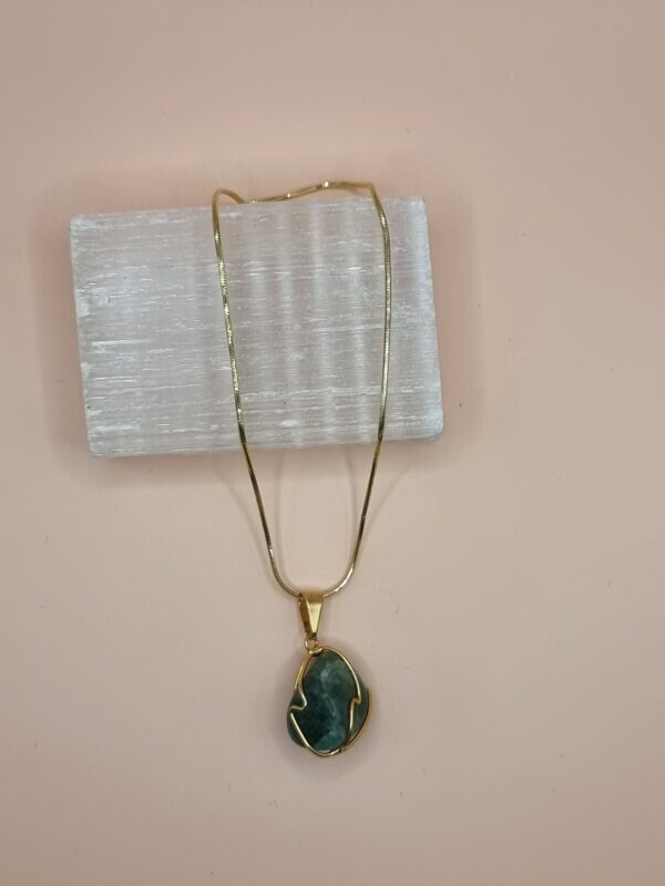 Colar dourado quartzo verde